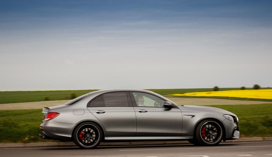  Mercedes-AMG E63 S 4Matic+ 2017 года  (UK) (фото 3 из 40)